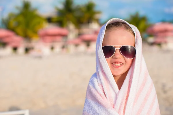 Ritratto di bambina coperta di asciugamano sulla spiaggia tropicale — Foto Stock