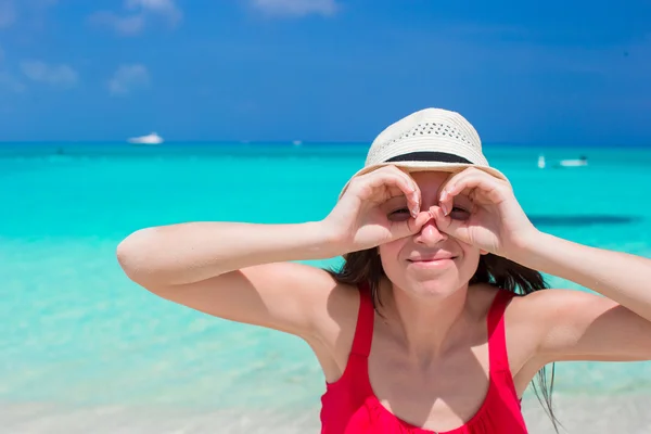 Genç kadının beyaz tropikal plaj tatil — Stok fotoğraf