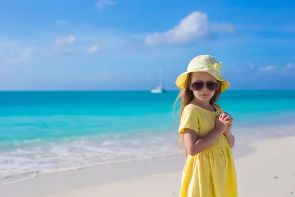 Красивая маленькая девочка на белом пляже во время летних каникул — стоковое фото