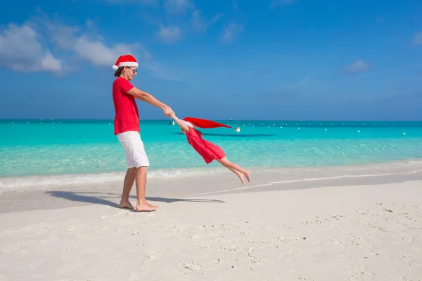 Little girl and happy dad in Santa Hat having fun during summer vacation — Stock Photo, Image