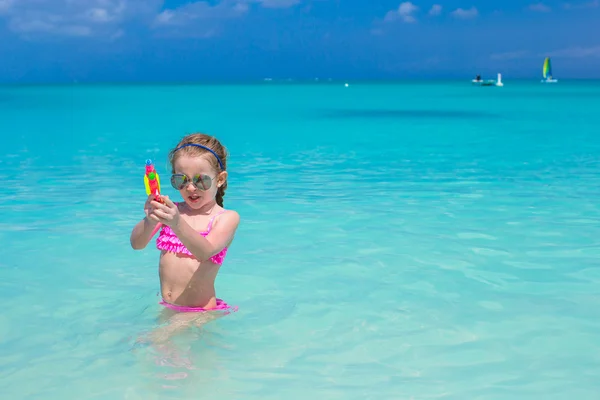 Felice bambina che gioca in spiaggia durante le vacanze caraibiche — Foto Stock