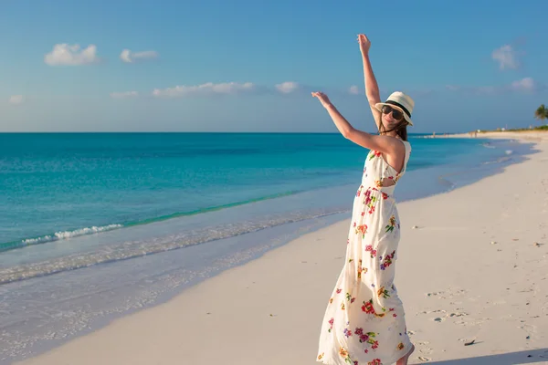 Mladá krásná žena na pláži během své letní dovolené — Stock fotografie