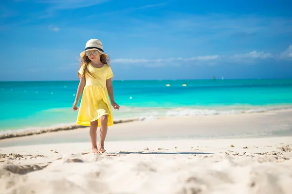 Yaz tatili sırasında sahilde şapkalı mutlu küçük kız — Stok fotoğraf