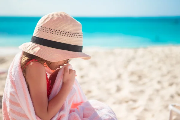 Niña sentada en la silla en la playa durante las vacaciones de verano — Foto de Stock