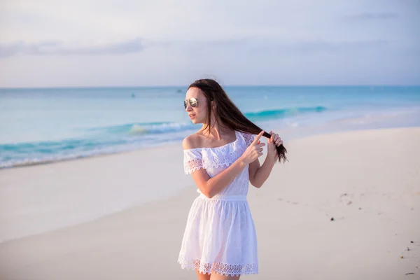 Joven hermosa mujer en la playa durante sus vacaciones de verano — Foto de Stock