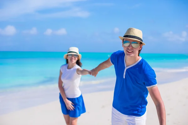 Familia feliz divertirse en vacaciones en la playa del Caribe — Foto de Stock