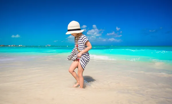 Karayipler tatil sırasında plajda şapkalı küçük kız — Stok fotoğraf