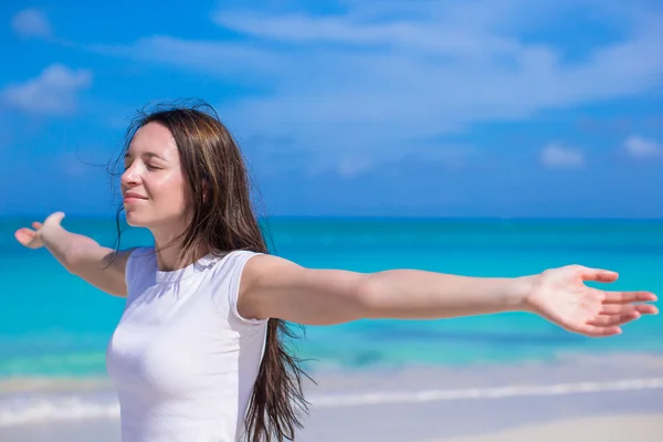 Ung kvinna njuter av semester på vita tropisk strand — Stockfoto