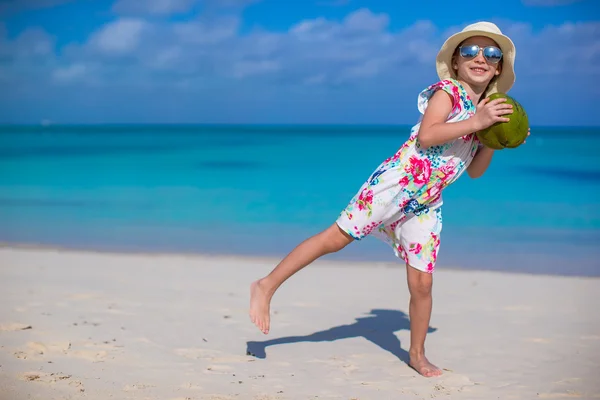 Rozkošná holčička s kokosem na bílé pláži bavit — Stock fotografie