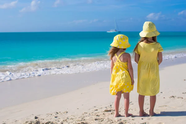 Back view of two adorable little girls on caribbean vacation — Stock Photo, Image