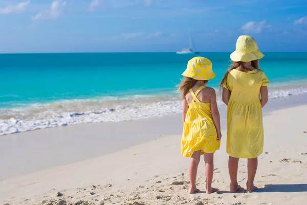 Iki sevimli küçük kız görünümünü geri Karayipler tatil — Stok fotoğraf