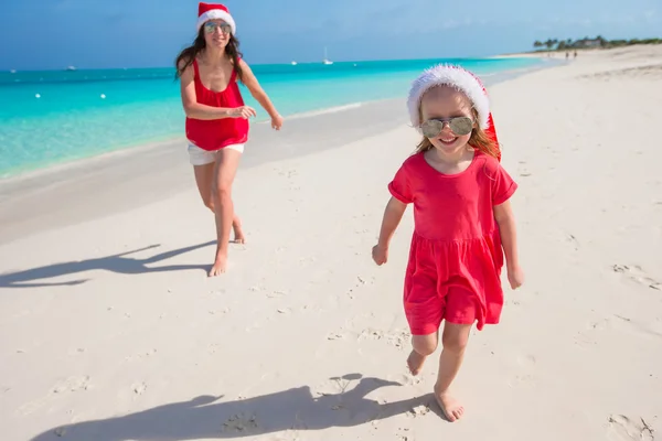 Young mother and little girl have fun at tropical beach — Stock Photo, Image