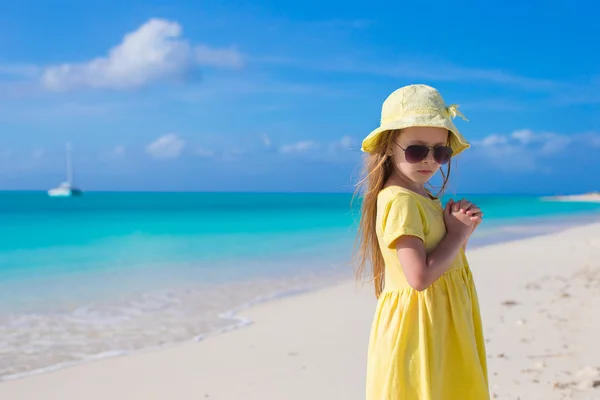 Entzückendes kleines Mädchen am weißen Strand während der Sommerferien — Stockfoto