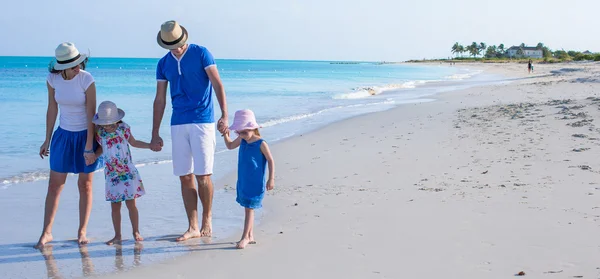 Yaz tatili iki kızla mutlu bir aile — Stok fotoğraf