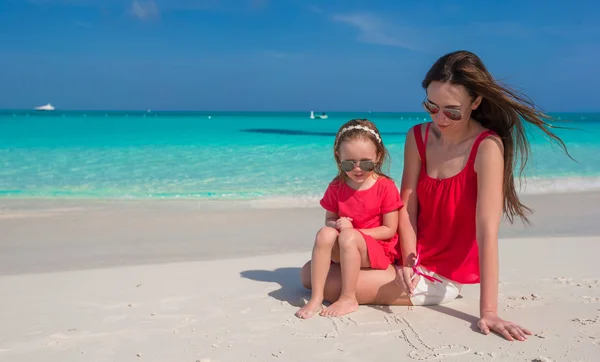 Anne ve kızın rahatlatıcı tropikal plaj — Stok fotoğraf