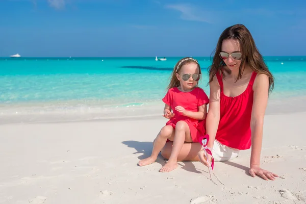 Mãe e filha se divertindo na praia tropical — Fotografia de Stock