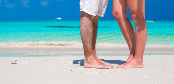 Gros plan pieds mâles et femelles sur sable blanc — Photo