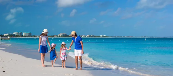 Young beautiful family with two kids on caribbean vacation — Stock Photo, Image