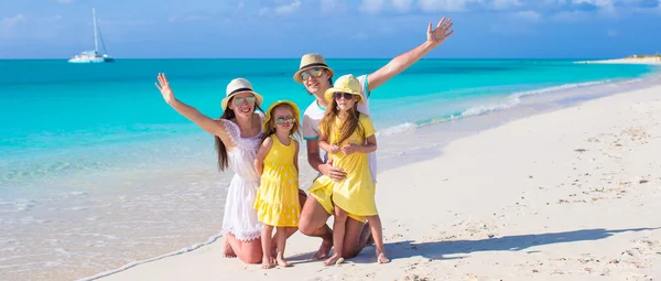 Famiglia felice con due bambini in vacanza caraibica — Foto Stock