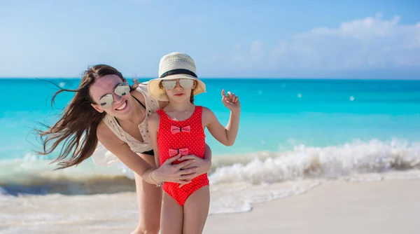 Mère et petit enfant à la plage par une journée ensoleillée — Photo