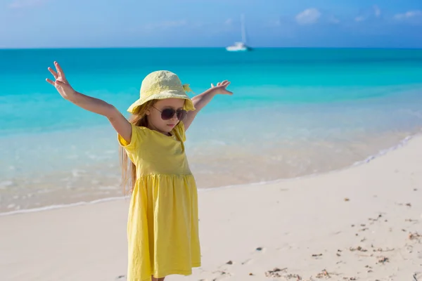 Adorable petite fille marchant sur la plage tropicale blanche — Photo