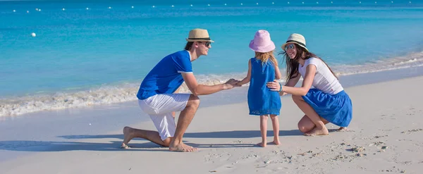 Szczęśliwa rodzina trzech korzystających wakacje na plaży — Zdjęcie stockowe