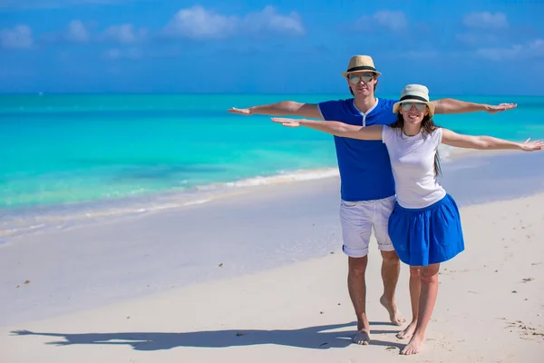 Junges glückliches Paar hat Spaß im Karibik-Urlaub — Stockfoto