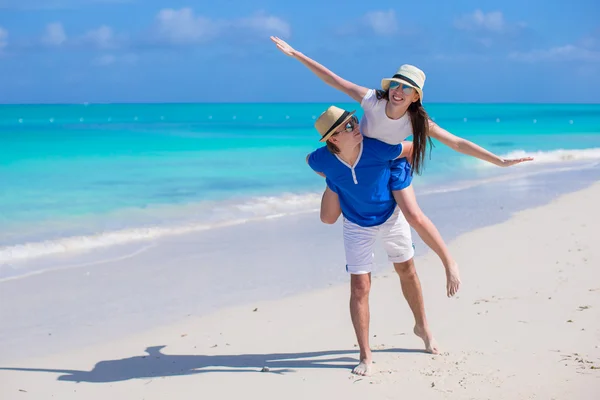 Jeune couple heureux s'amuser en vacances d'été — Photo