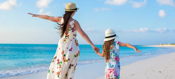 Hermosa madre y su adorable hijita disfrutan de vacaciones de verano — Foto de Stock
