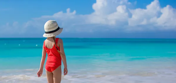 Petite fille en chapeau à la plage pendant les vacances des Caraïbes — Photo