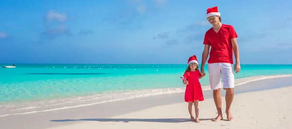 Familie in christmas hat op tropisch strand — Stockfoto