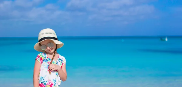 可爱的小女孩，在白色的沙滩，在暑假期间 — 图库照片