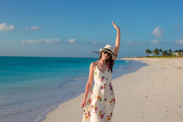 Ung vacker kvinna på stranden under sin sommarsemester — Stockfoto