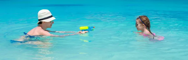 Familia feliz en la playa tropical divirtiéndose — Foto de Stock