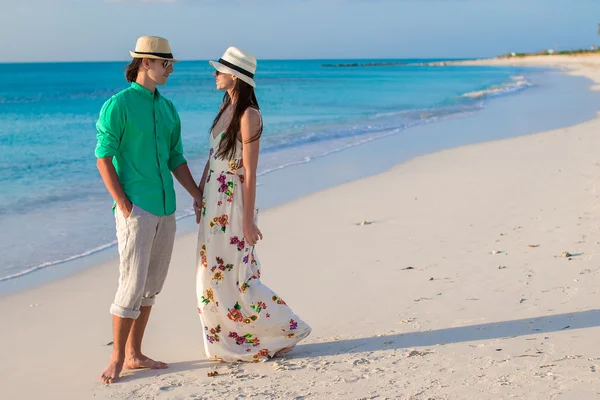 Young happy couple on summer tropical vacation in the evening — Stock Photo, Image