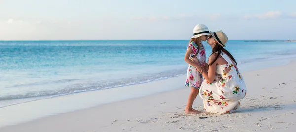 Schöne Mutter und ihre entzückende kleine Tochter genießen den Sommerurlaub — Stockfoto