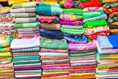 Kapalı Çarşı üzerine renkli Türk eşarp