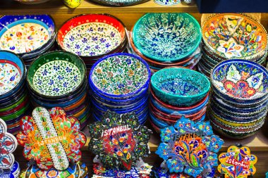 Grand Bazaar 'da geleneksel Türk seramikleri