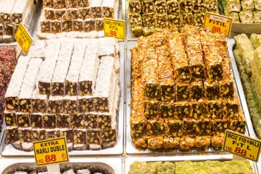 Türk baklava tatlı bal ve fıstık fındık ile yapılan
