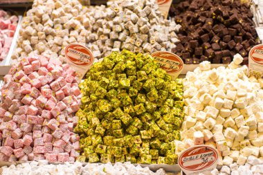 Piyasada geleneksel Türk tatlıları