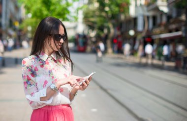 Telefonda konuşan genç güzel kadın