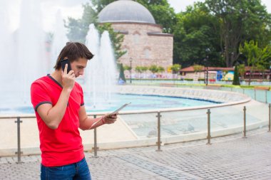 genç işadamı kullanarak telefon ile şehir haritası