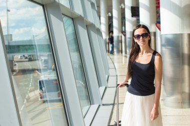 Uluslararası Havaalanı Bagaj ile genç kadın