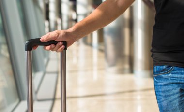 bir adam havaalanında uçak beklerken Bagaj ile yakın çekim