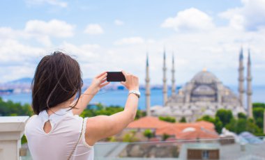 chica joven haciendo una foto en el teléfono móvil en el casco antiguo de Estambul