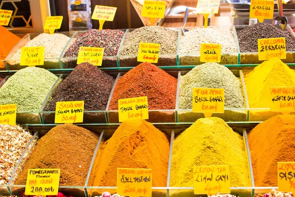 Typical spices on sale in turkish markets at Istanbul — Stock Photo, Image