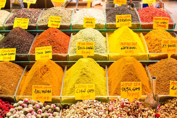 Especiarias típicas à venda em mercados turcos em Istambul — Fotografia de Stock