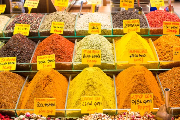 Турция, Стамбул, Spice Bazaar, турецкие специи на продажу — стоковое фото