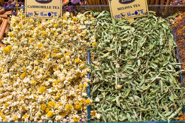 Différentes sortes de thé sur le bazar égyptien à Istanbul — Photo
