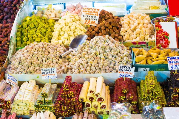 Traditionele Turkse snoepjes op de markt — Stockfoto
